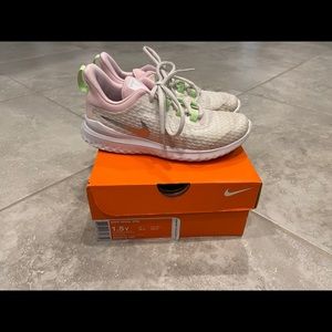 Girls size 1.5 Nike tennis shoes